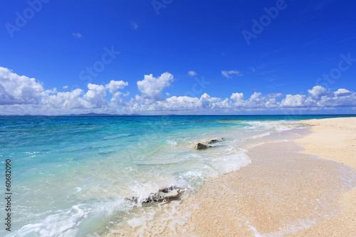 Fototapeta Naklejka Na Ścianę i Meble -  沖縄の美しいビーチと夏空