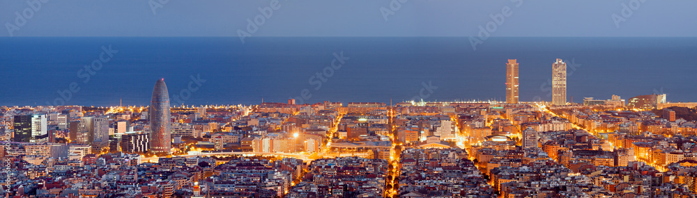 Naklejka premium Panoramę Barcelony w Blue Hour