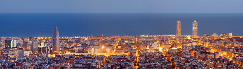 Wandcirkels Barcelona Skyline Barcelona tijdens blauwe uur  © peresanz