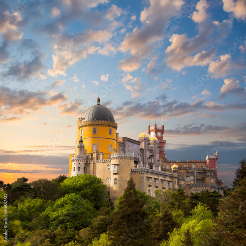 Obraz na płótnie Fairy Palace against beautiful sky / Panorama of National Pala w salonie