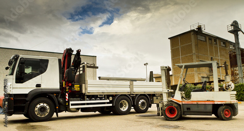 fork lift load withe camion photo