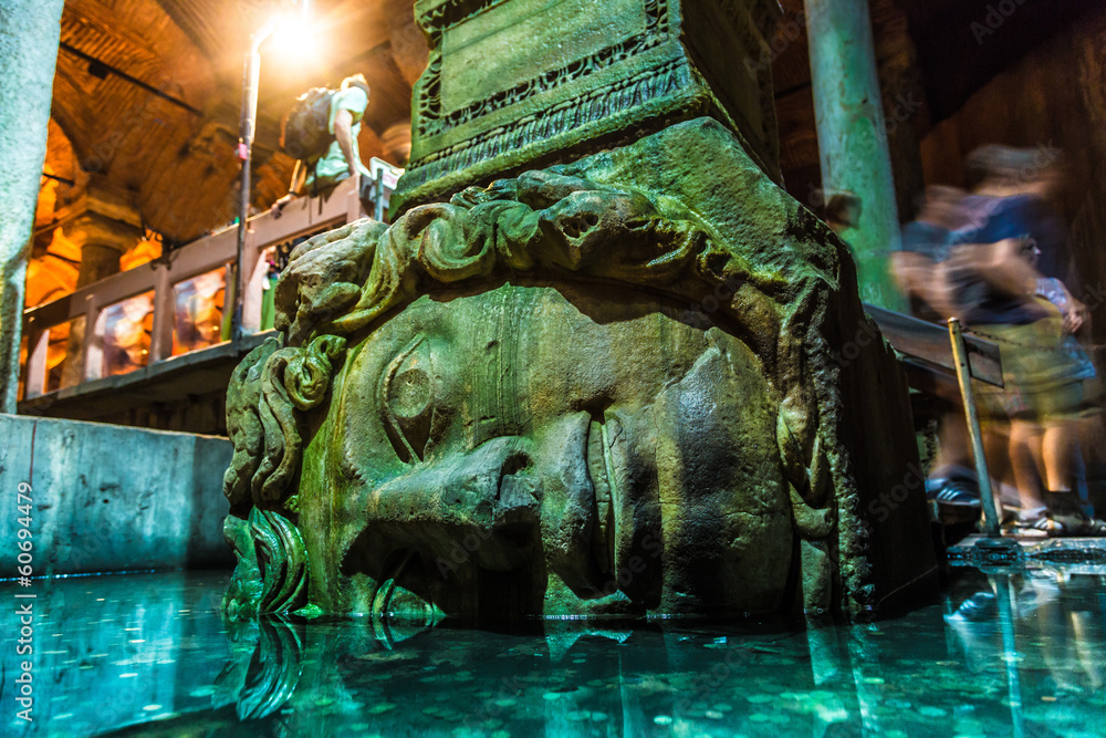 Obraz premium Medusa haed in The Basilica Cistern, Istanbul, Turkey.