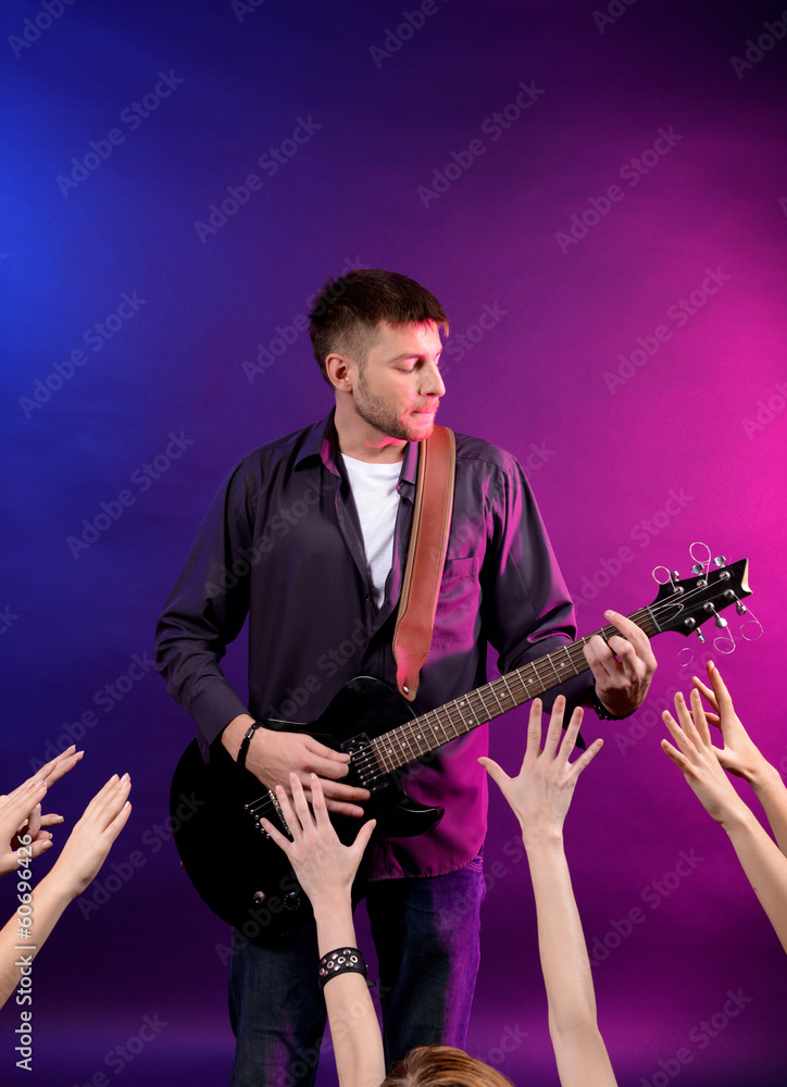 Obraz premium Guitarist singing