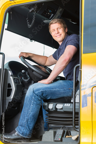 Spediteur oder Fahrer in Lastwagen oder LKW