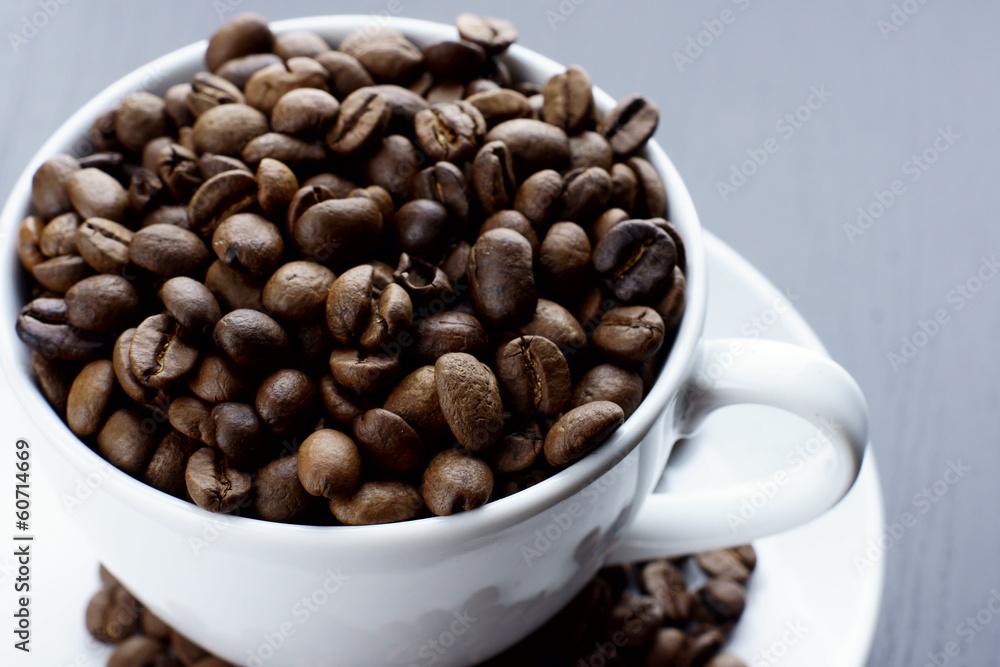 Fototapeta premium coffee beans in cup