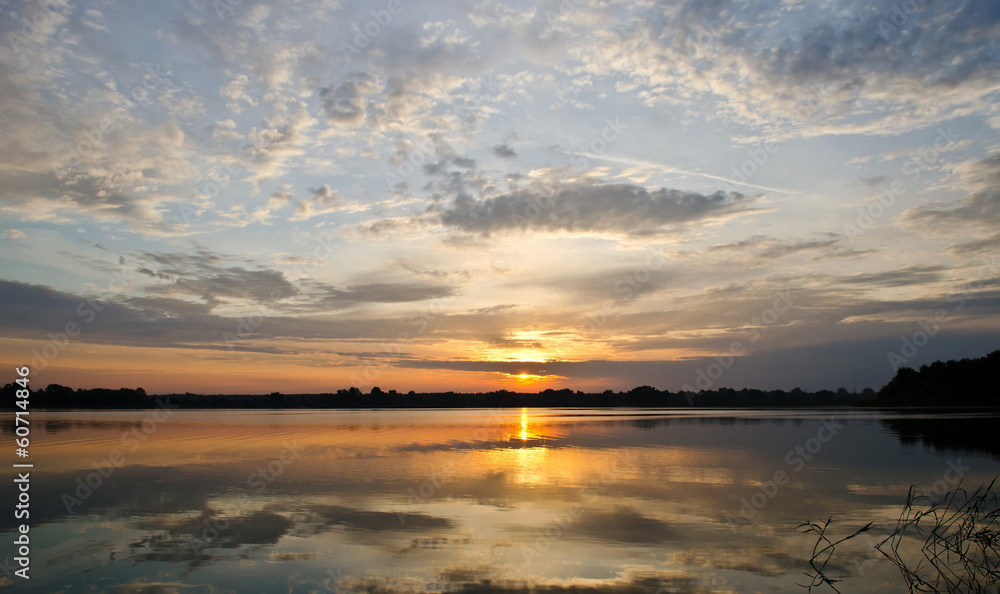Восход олнца над рекой Днепр.Красивый водный пейзаж
