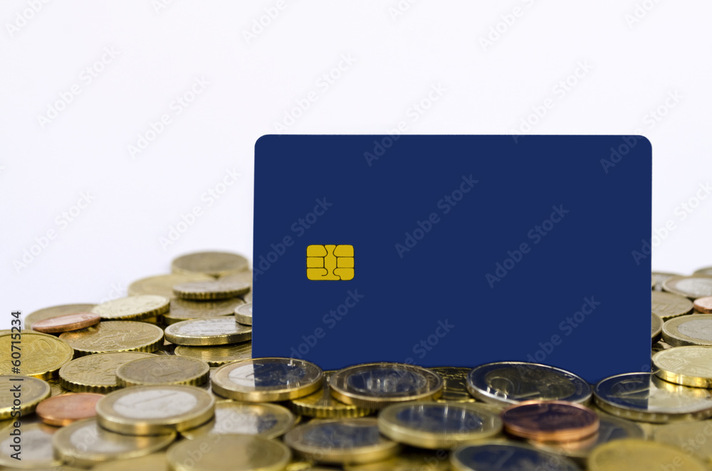 Münzen und blaue Chipkarte