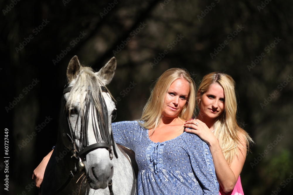Fototapeta premium Zwei blonde Mädchen mit keckem Schimmel
