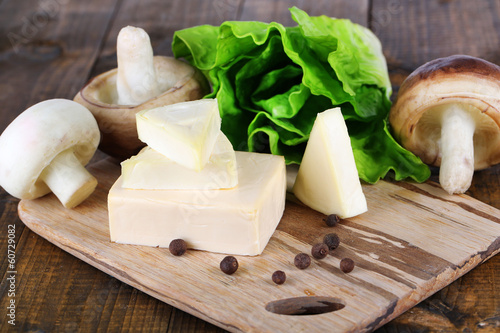 Quadro su tela Cream cheese with vegetables and greens on wooden board
