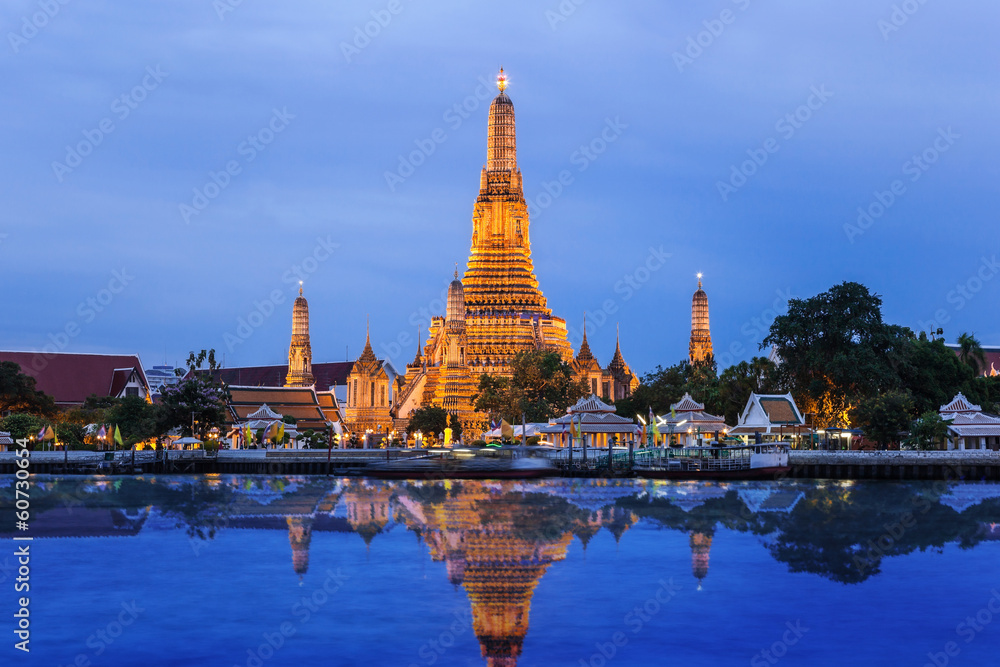 Fototapeta premium Wat Arun temple and Chao Phraya River, Bangkok, Thailand