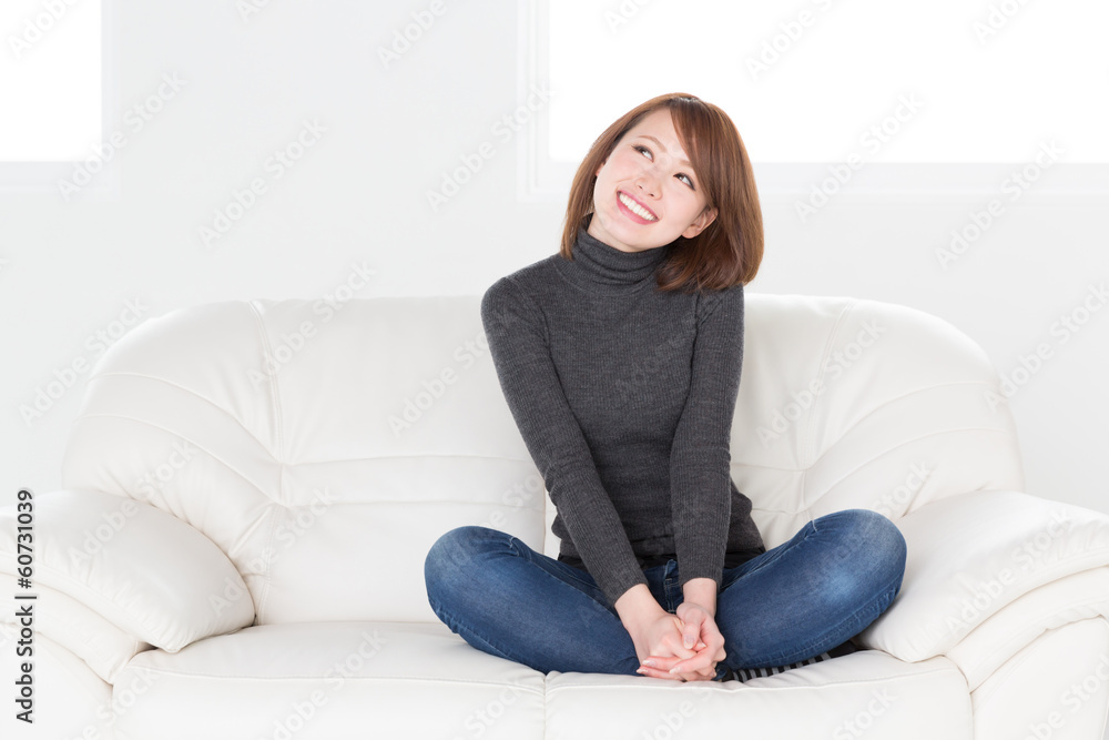 ソファでくつろぐ女性 ソファでくつろぐ女性