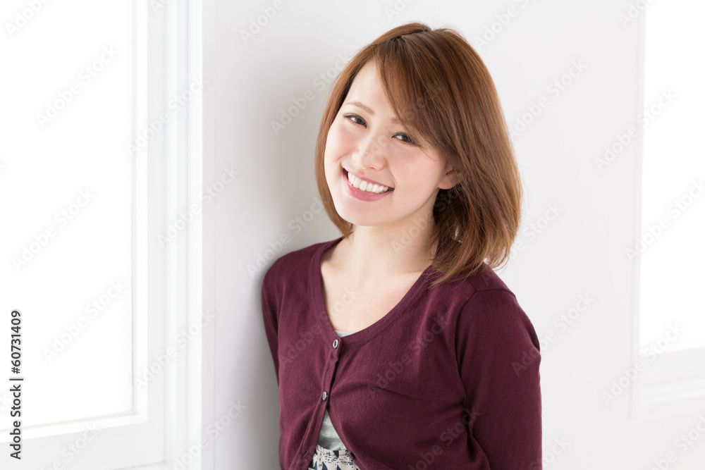 窓辺で笑顔の女性 窓辺で笑顔の女性