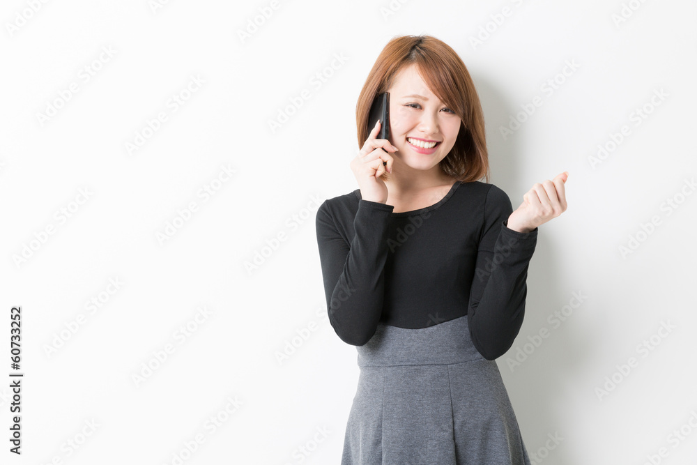 電話をする女性 電話をする女性