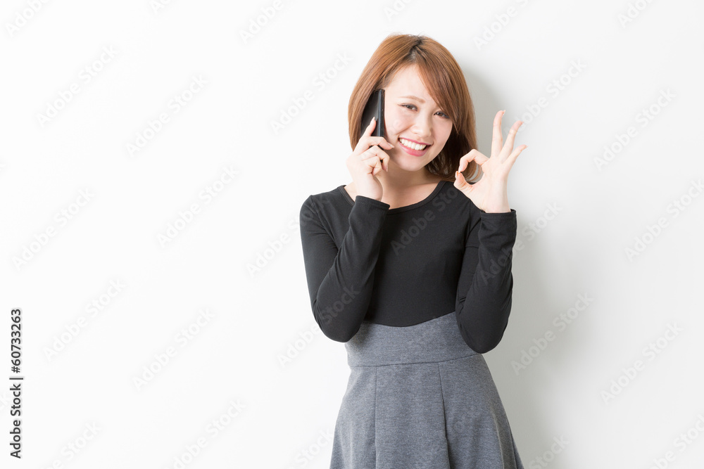 電話をする女性 電話をする女性
