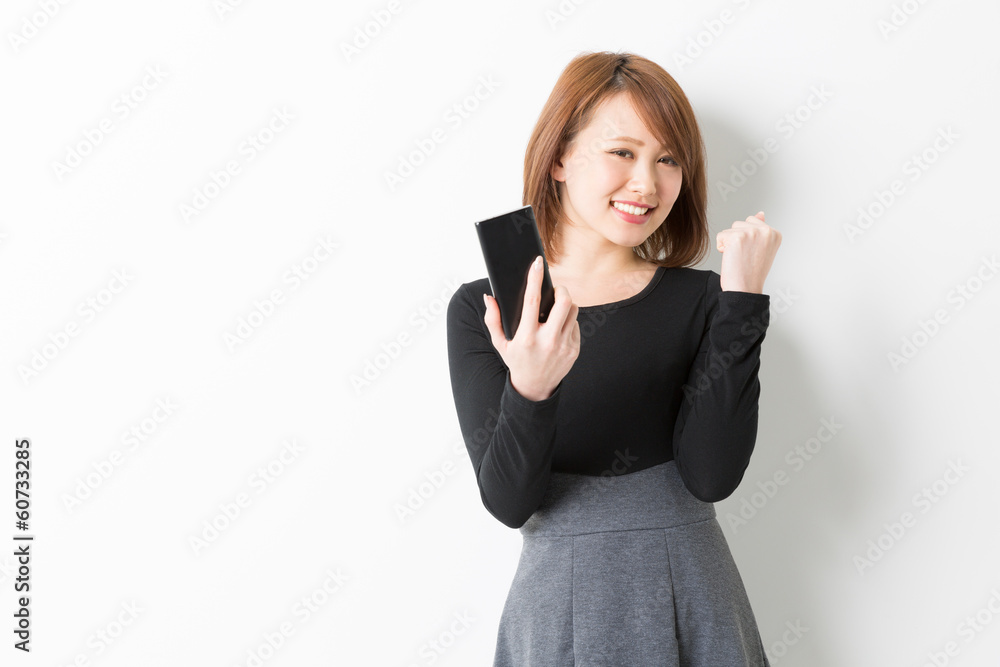 スマートフォンを見る女性