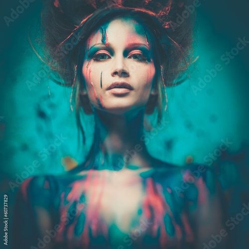 Valokuva Young woman muse with creative body art and hairdo