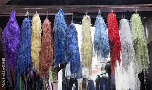 Photos Gefärbte Wolle auf einem Markt in Marokko