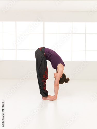 demonstration of elasticity yoga pose