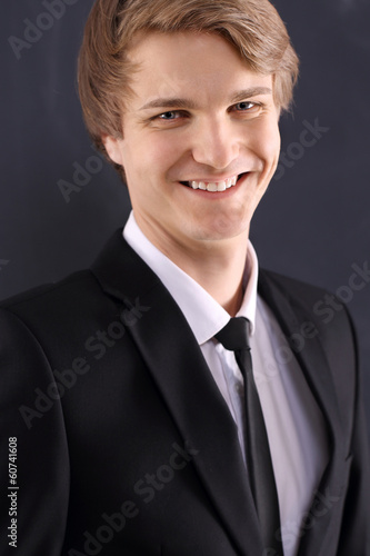 Portret przystojnego młodego mężczyzny