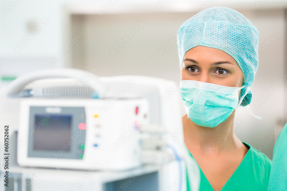Krankenhaus - Ärztin bei Narkose im OP Krankenhaus - Ärztin bei Narkose im OP