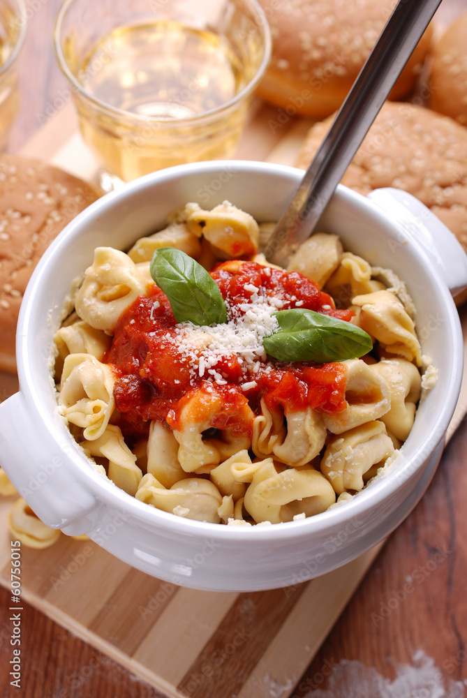 tortellini al pomodoro nella zuppiera tortellini al pomodoro nella zuppiera