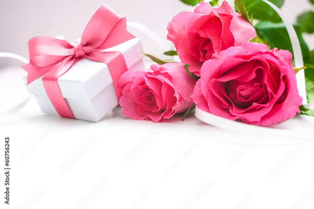 Fototapeta premium Bouquet of roses and gift box