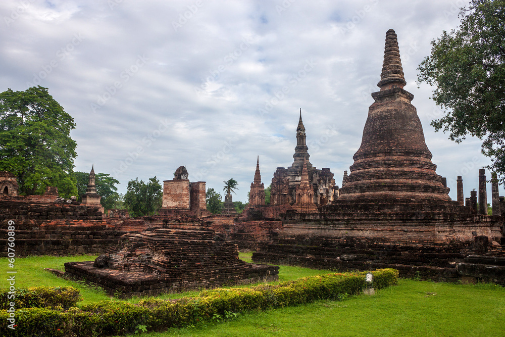 Fototapeta premium Wat Mahathat temple ruin in Sukhothai Historical Park, Thailand