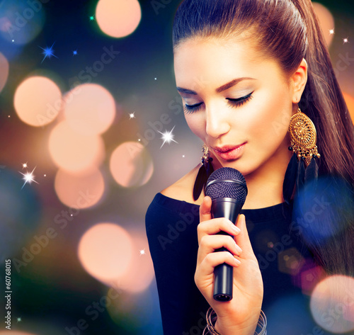 Papier peint singes - Papier peint Beautiful Singing Girl. Beauty Woman with Microphone