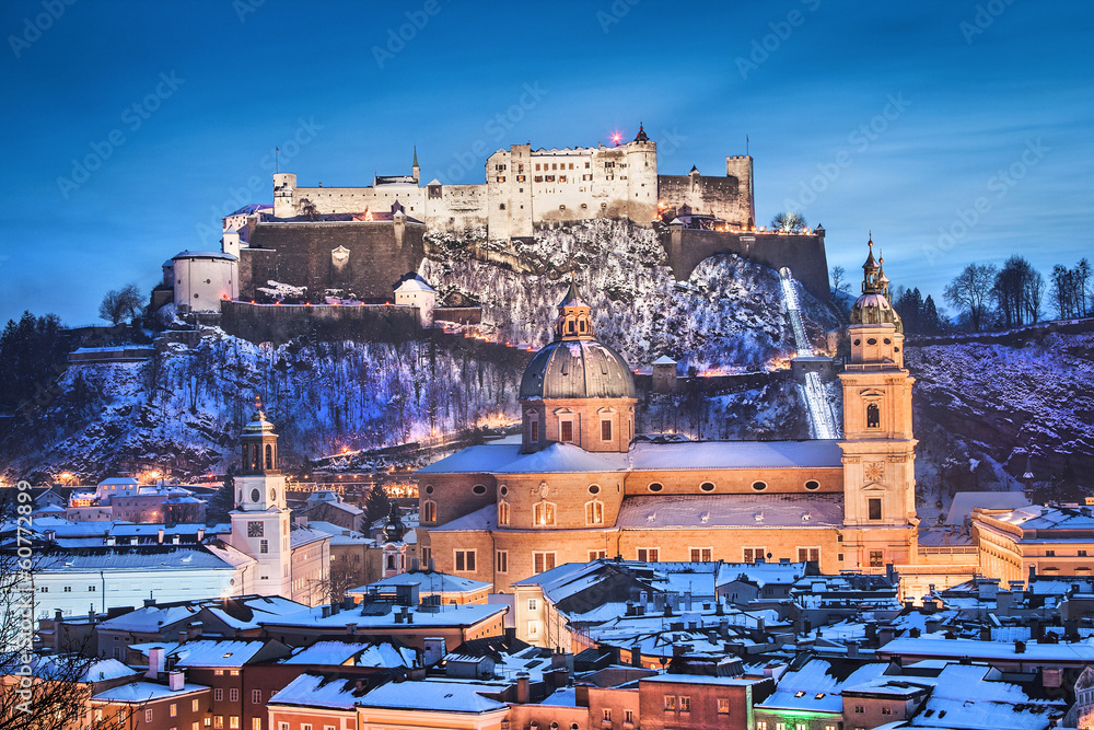 Fototapeta premium Historyczne miasto Salzburg zimą, Salzburger Land, Austria