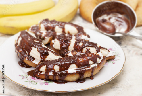 Bananas on toasted white bread with white cream and chocolate.
