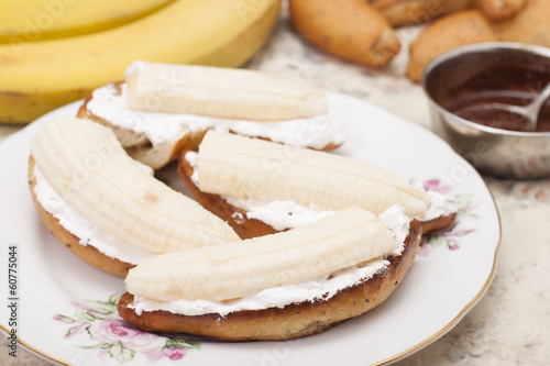 Bananas on toasted white bread with white cream and chocolate.