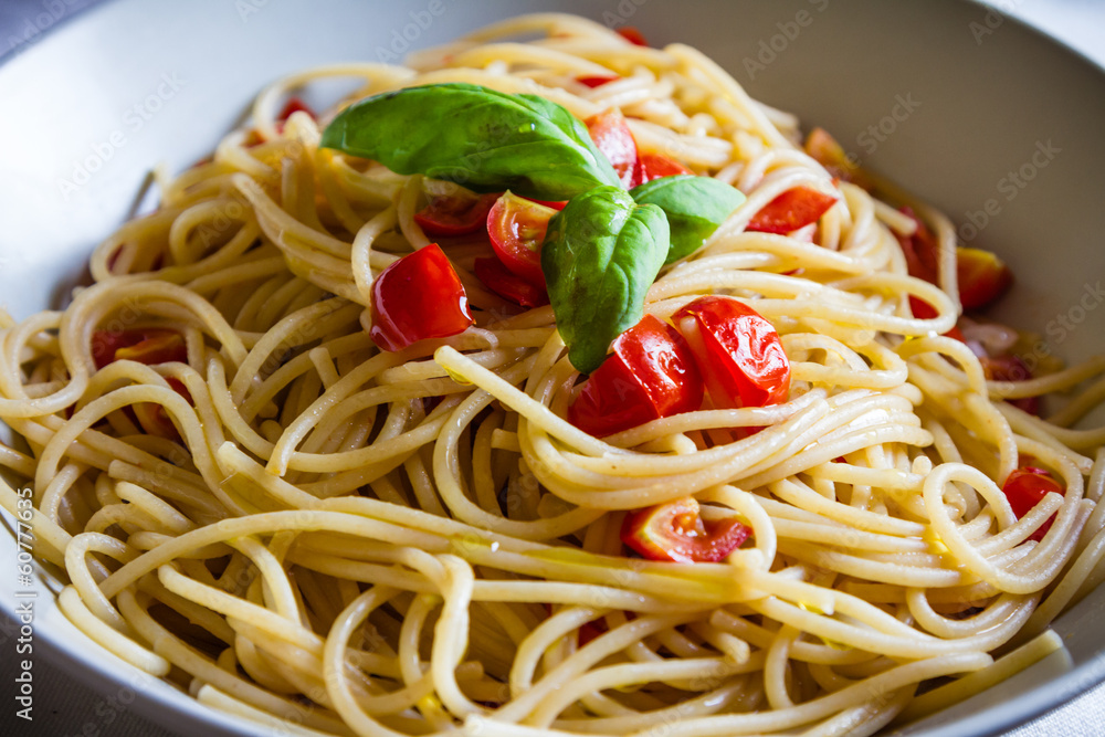 Spaghetti pomodorini e basilico Spaghetti pomodorini e basilico