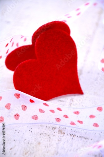 rote Herzen mit Geschenkband