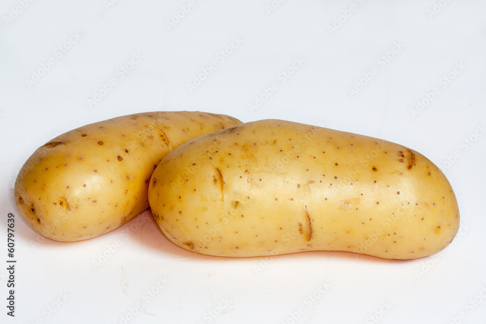 Pommes de terre en vrac sur fond blanc Pommes de terre en vrac sur fond blanc