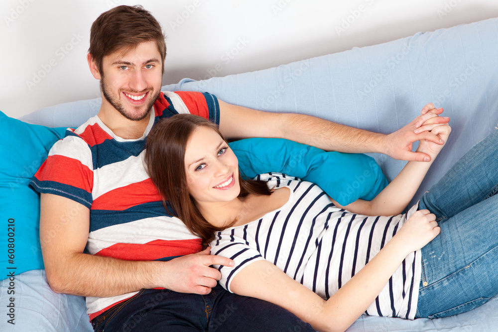 Young couple at home - obrazy, fototapety, plakaty 
