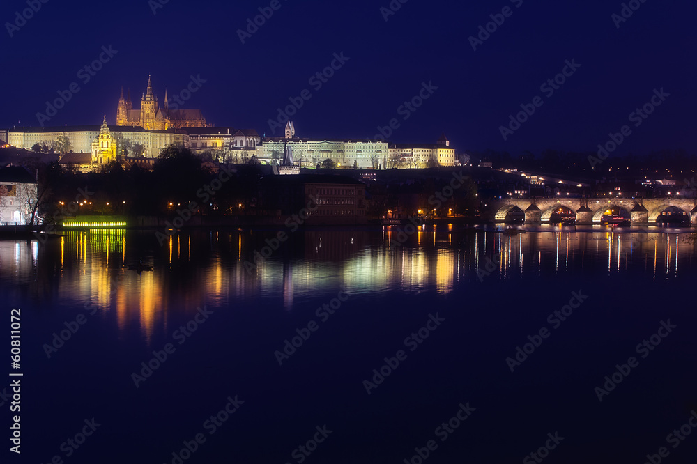 Prag bei Nacht mit Karlsbrücke