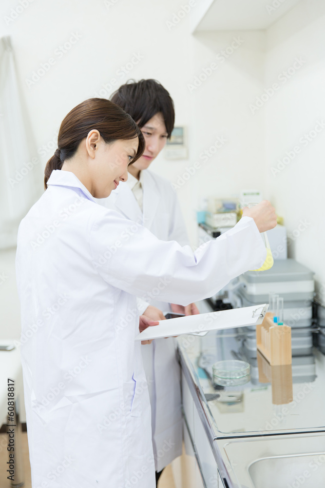 白衣の研究員 白衣の研究員