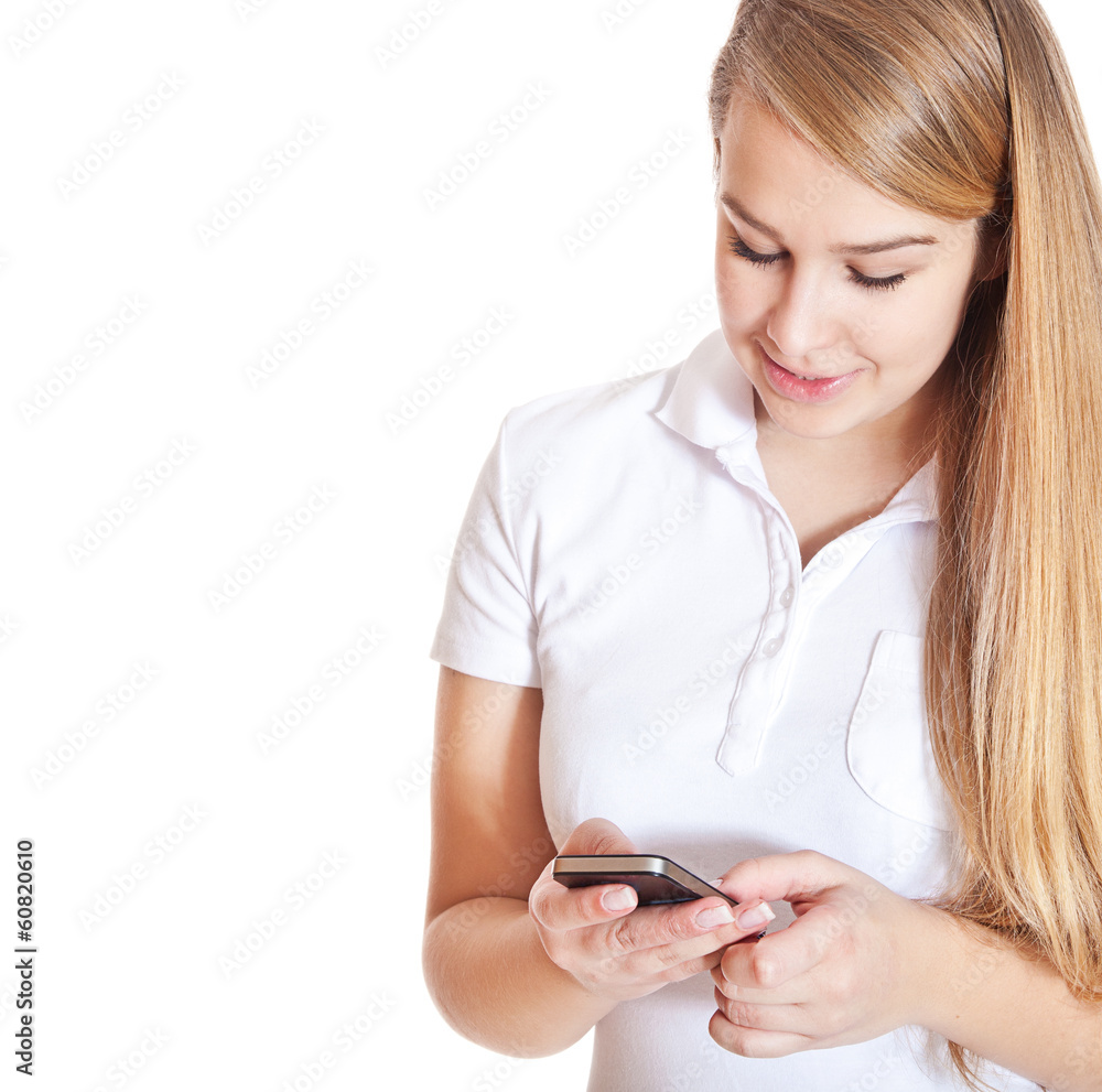 Junge Frau schaut auf ihr Handy Junge Frau schaut auf ihr Handy