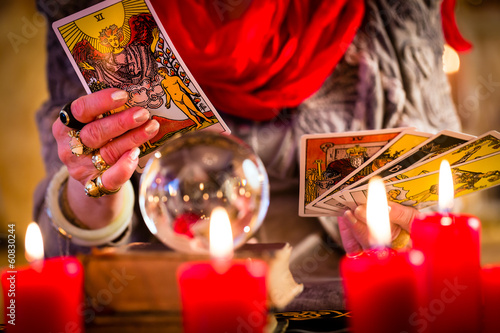 Fotografie Hellseherin während Seance mit Tarotkarten