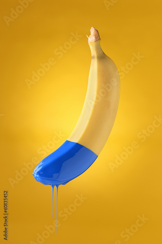 banan w niebieskiej farbie