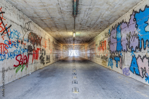 Fényképezés narrow tunnel with graffiti