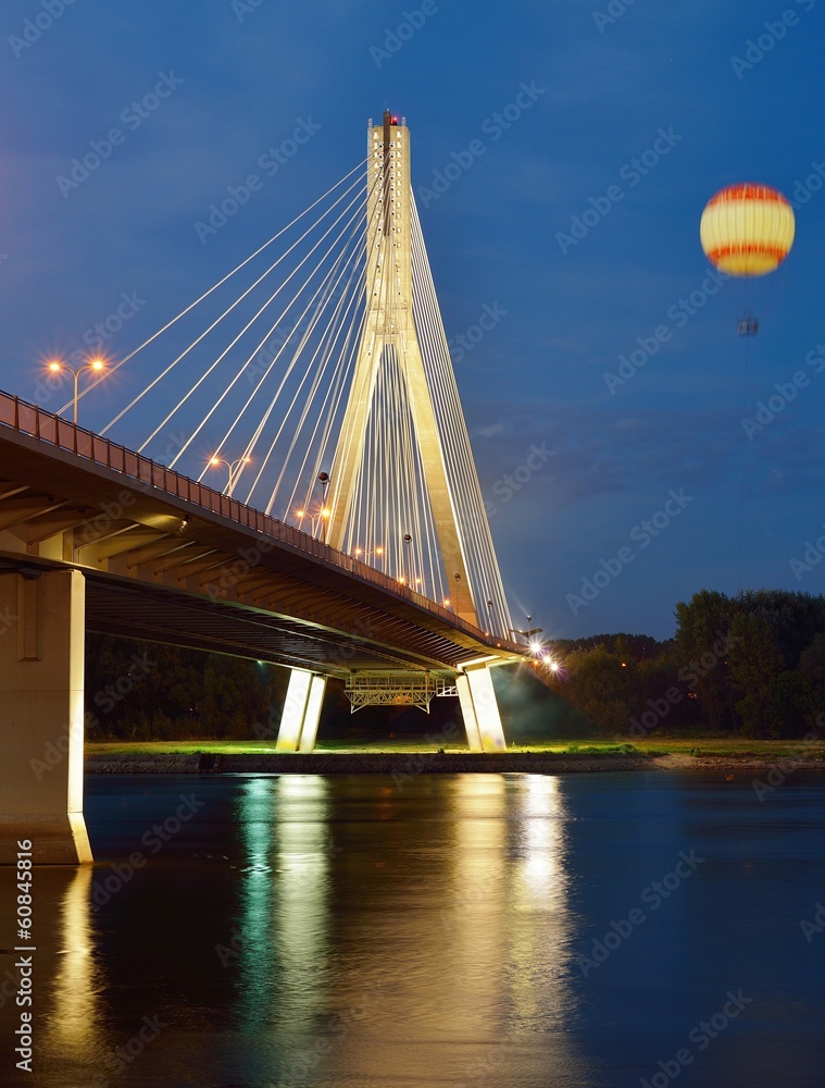 Naklejka premium Most Świętokrzyski w Warszawie nocą.