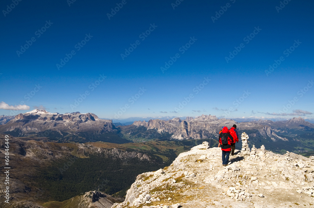 Fototapeta premium Bergsteiger mit Blick auf die Sellagruppe - Dolomiten
