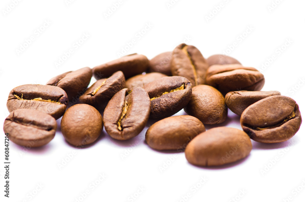 Naklejka premium Brown coffee beans isolated on white background