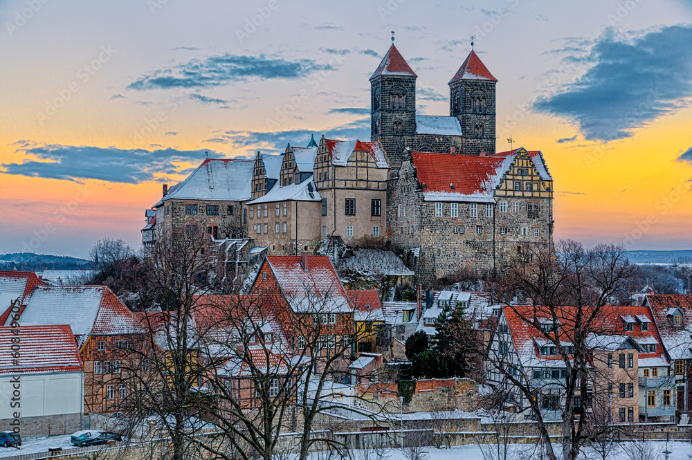 Obraz premium Das Quedlinburger Schloss und Stiftskirche im Winter beim Sonnen