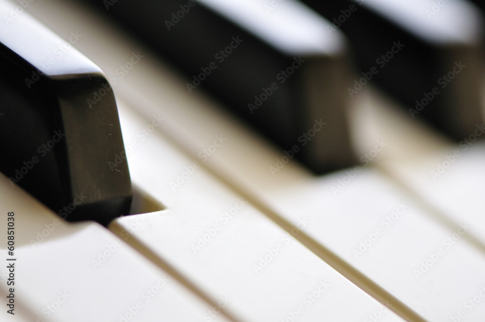 Apprendre à jouer du piano Stock Photo | Adobe Stock