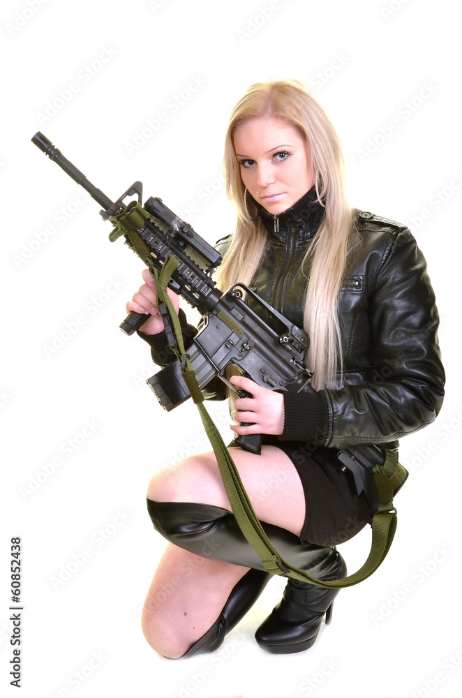 femme avec pistolette