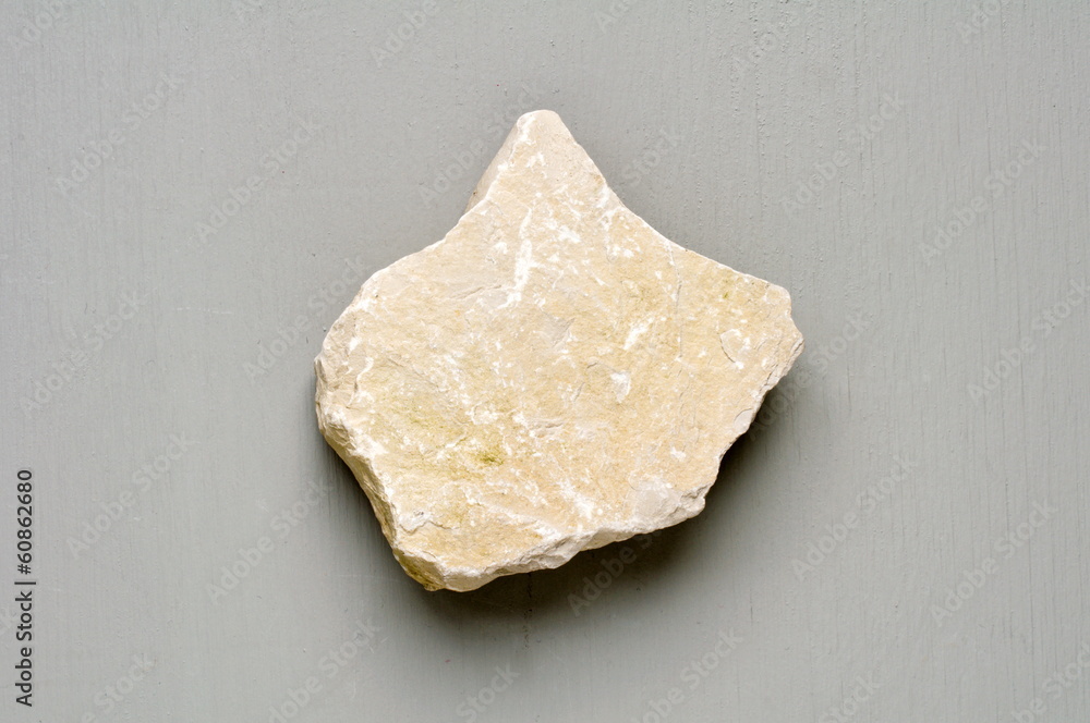 kalkstein auf grauem untergrund kalkstein auf grauem untergrund