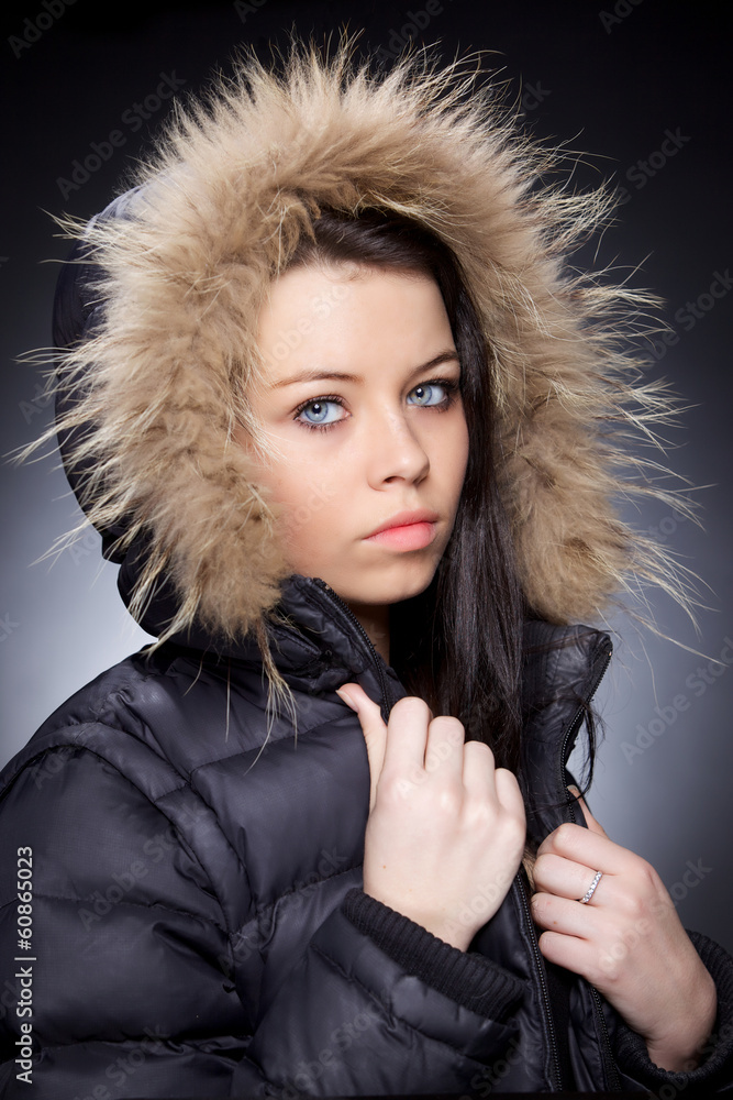 femme sexy aux yeux bleu avec manteau capuche de fourrure Stock Photo |  Adobe Stock