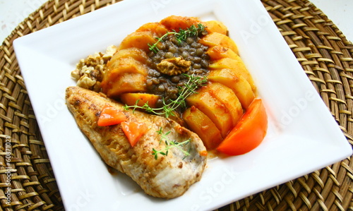 poisson en filet et légumes,patates ,lentilles photo